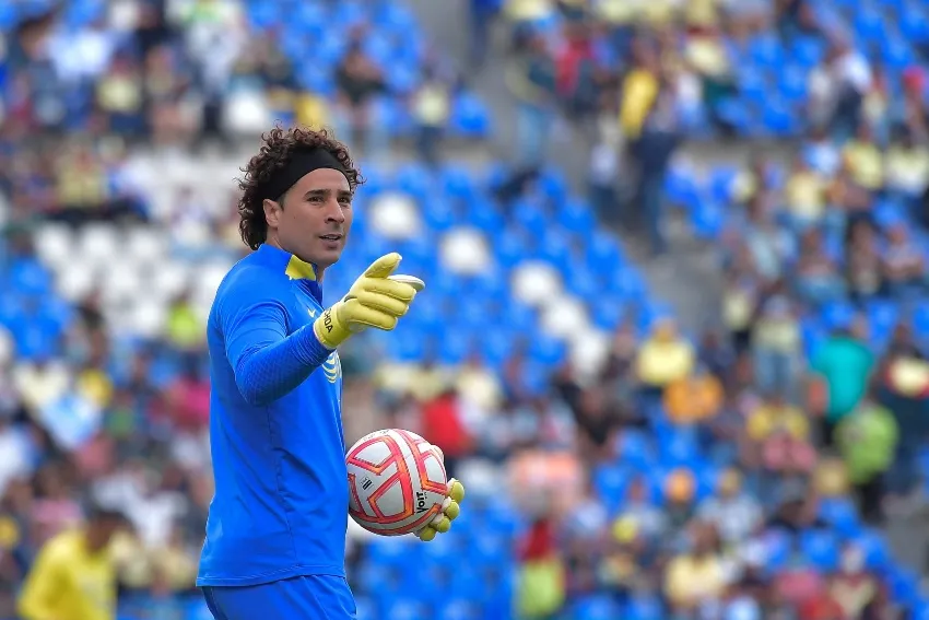 Memo Ochoa en un partido de América