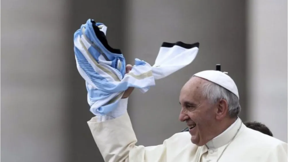 XINHUA El papa con la playera albiceleste