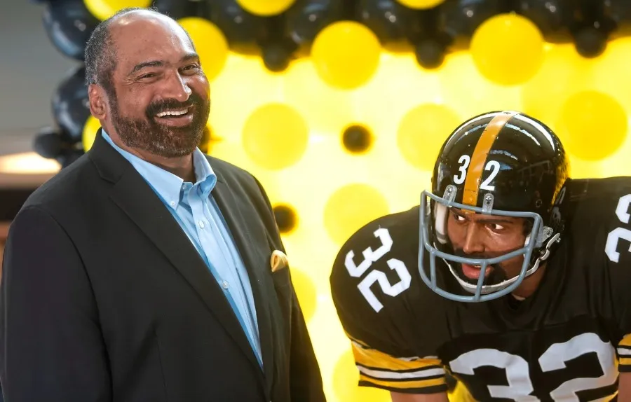 Harris frente a un estatua suya en el aeropuerto internacional de Pittsburgh