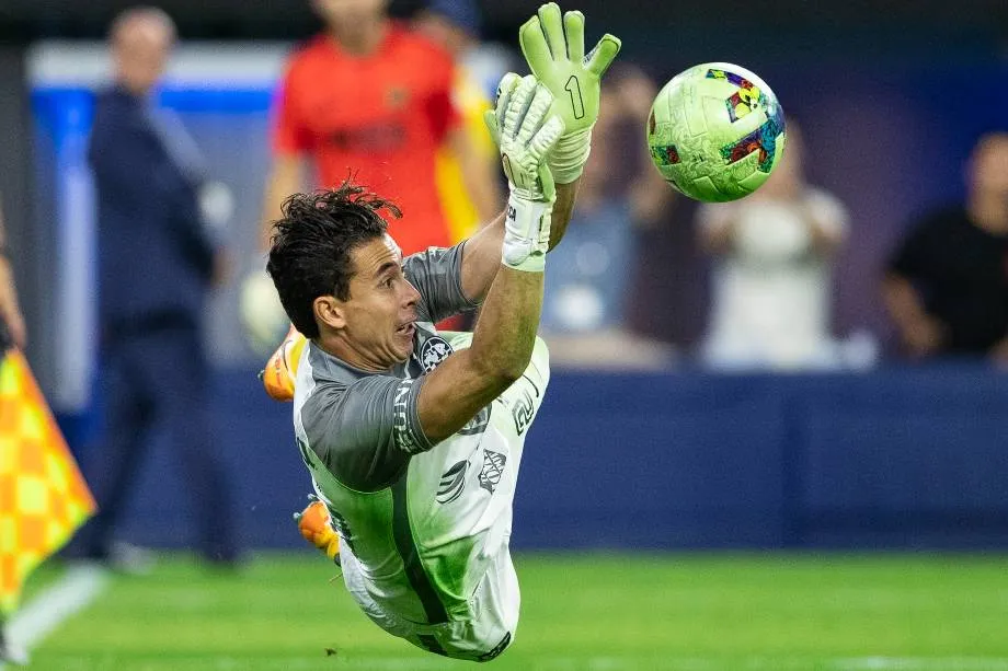 Óscar Jiménez atajando un penal