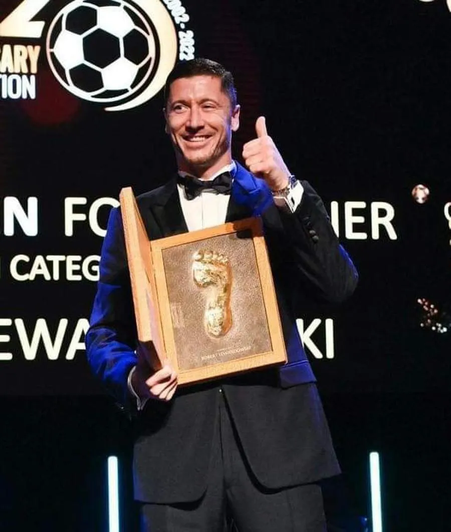 GOLDEN FOOT 2022 Robert Lewandowski recibiendo el reconocimiento en Mónaco