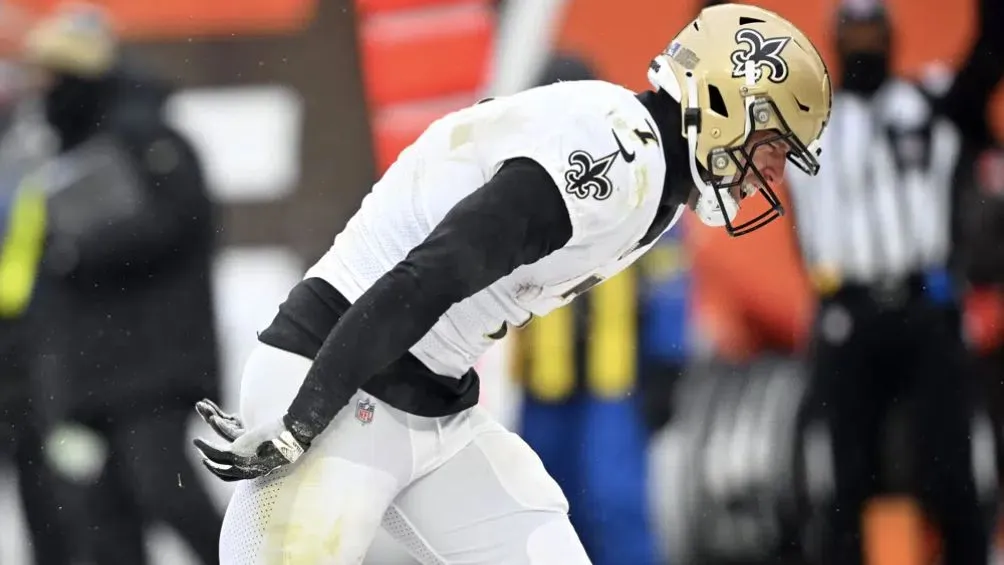 Taysom Hill celebra la remontada de Nueva Orleans