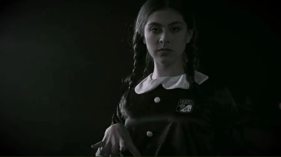 Mujer caracterizada de Merlina