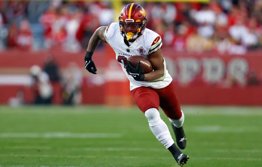 AP Antonio Gibson corre con el balón