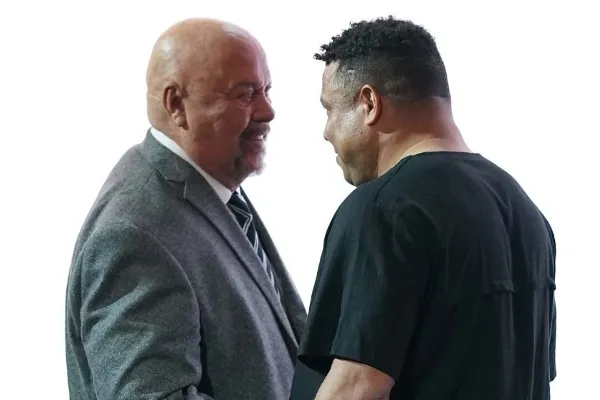 Enrique Bermúdez junto a Ronaldo