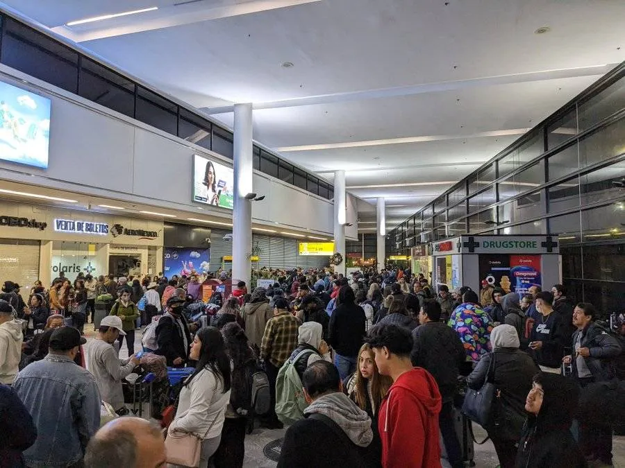 ESPECIAL Largas filas de pasajeros con vuelos cancelados