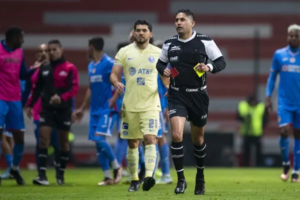 El árbitro tuvo que sacar varias tarjetas
