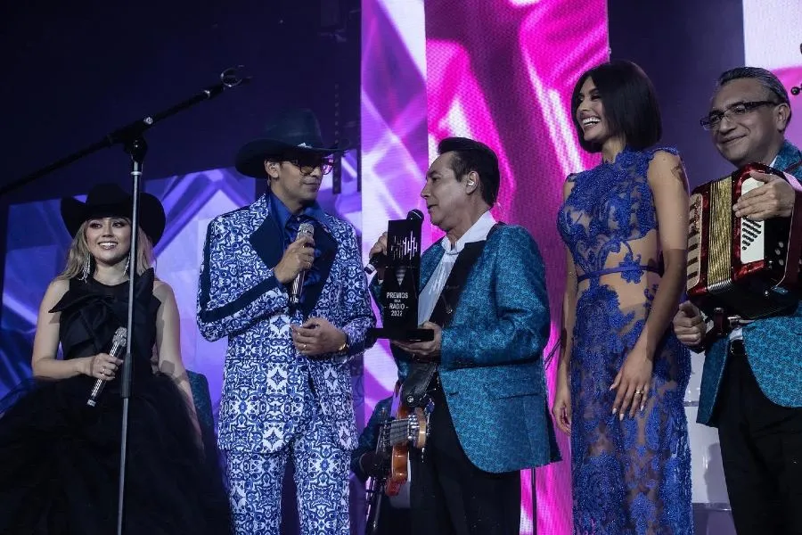 LosÁngeles Azules recibiendo un reconocimiento en el evento de la Radio