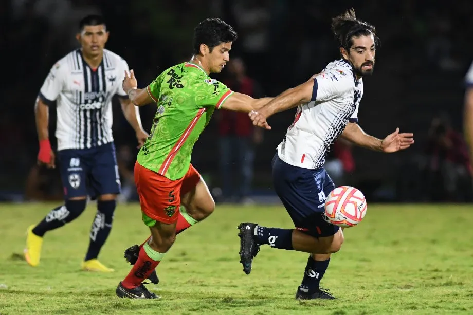 Rodolfo Pizarro en partido con Rayados