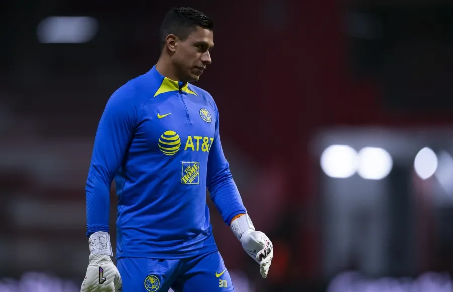 Luis Malagón en calentamiento