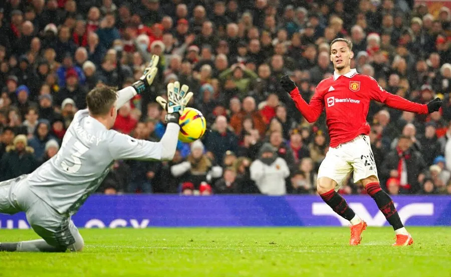 Wayne Hennessey desvía disparo de Anthony Martial