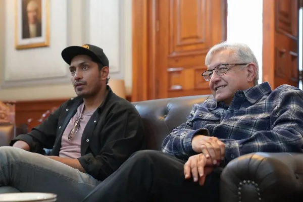 Junto al actor Tenoch Huerta