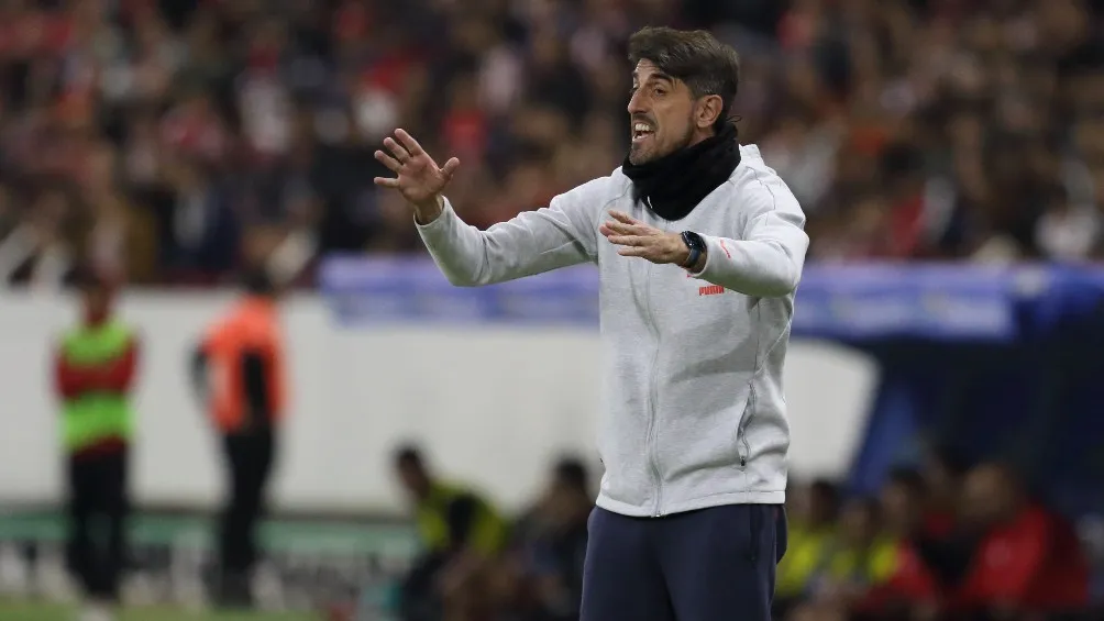 Veljko Paunović dirigiendo a Chivas