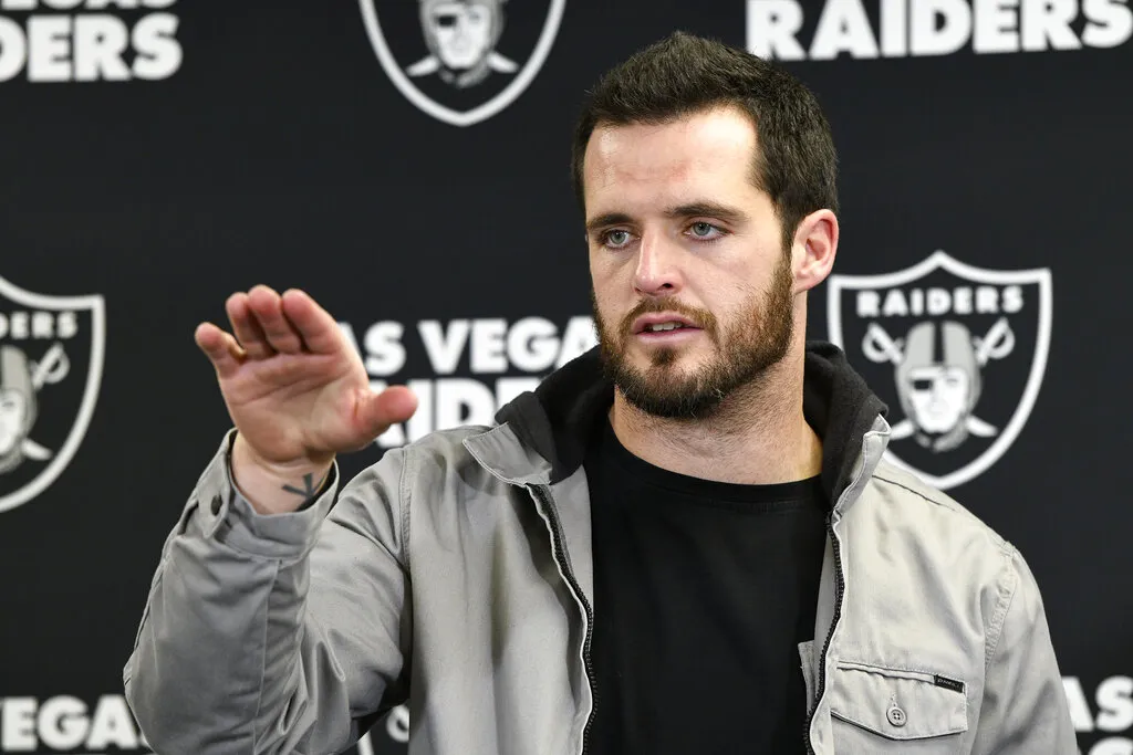 Derek Carr en conferencia de prensa