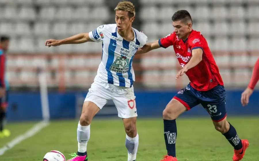 MEXSPORT Johan Vásquez, con Cimarrones, pelea el balón con Keisuke Honda