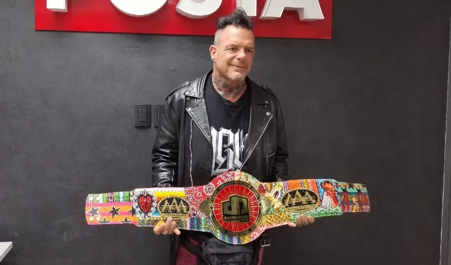 Vampiro con su cinturón de campeón