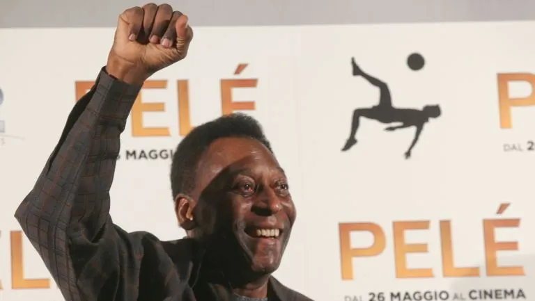 Pelé saludando durante un evento