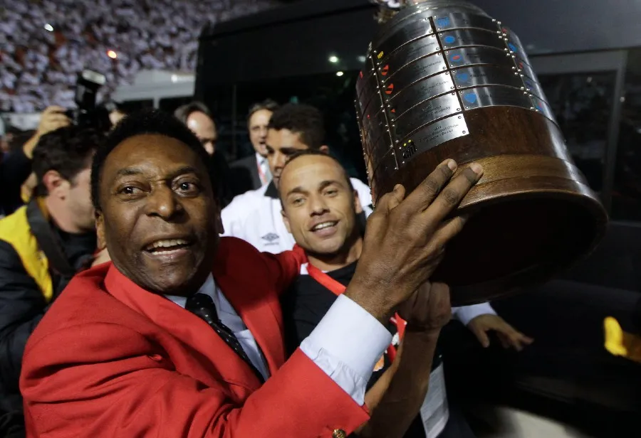 Pelé levantando la Copa América