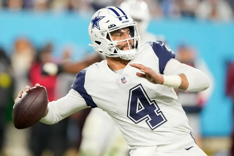 Dak Prescott lanzando un pase contra los Tennessee Titans