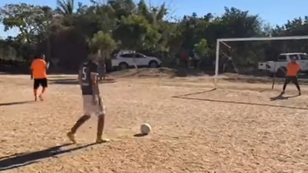 ESPECIAL Aguilar tomó el balón y cobró un penalti