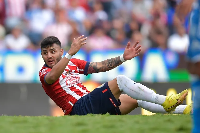 Alexis Vega en un partido con las Chivas