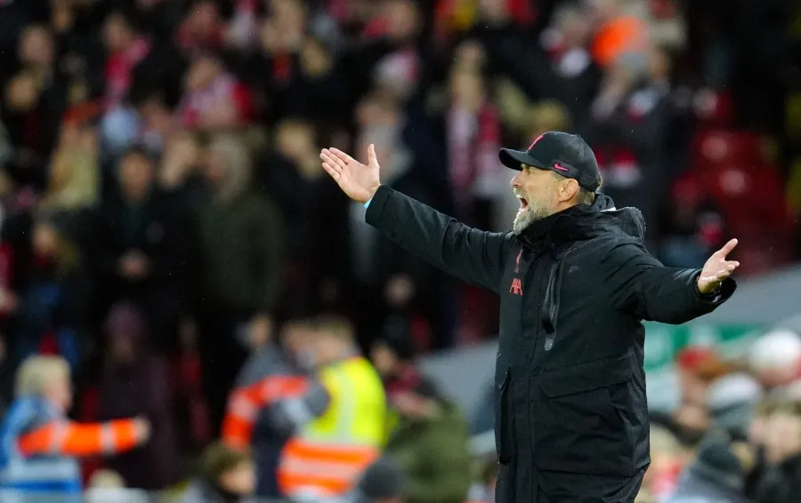 Jürgen Klopp dirigiendo