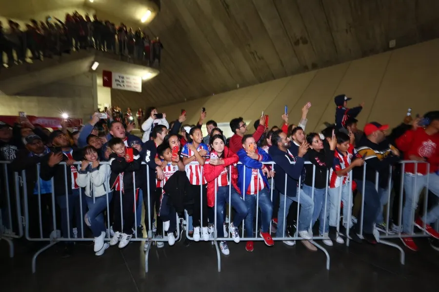 Fans rojiblancos esperando la llegada de los jugadores de Chivas