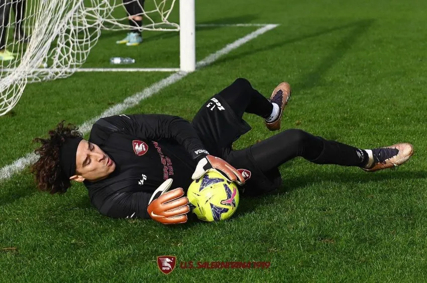 Memo Ochoa con el Salernitana