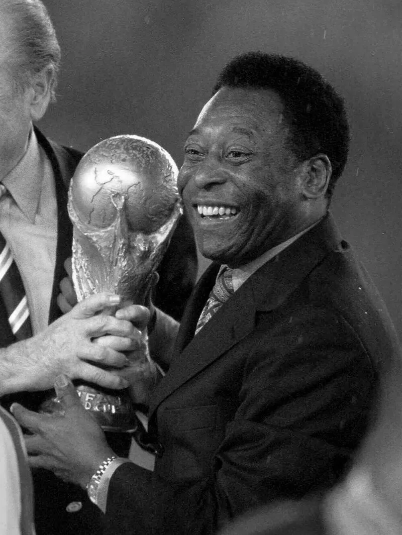 Pelé con la Copa del Mundo
