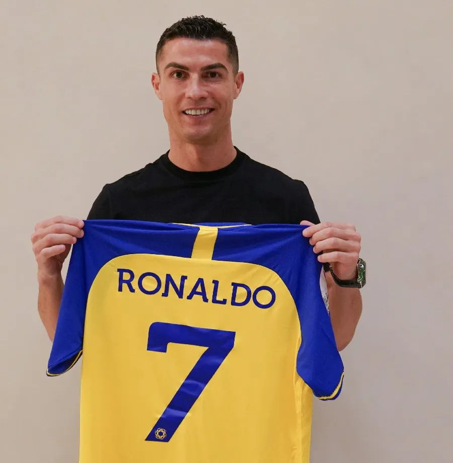 TWITTER @alNassrFC Cristiano Ronaldo mostrando la camiseta de Al Nassr FC