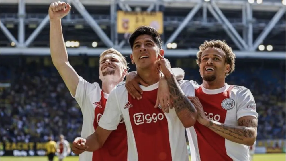 Edson celebra gol con el Ajax