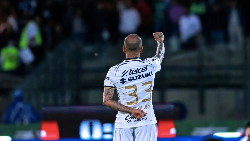 Dani Alves entonando el himno universitario con los Pumas