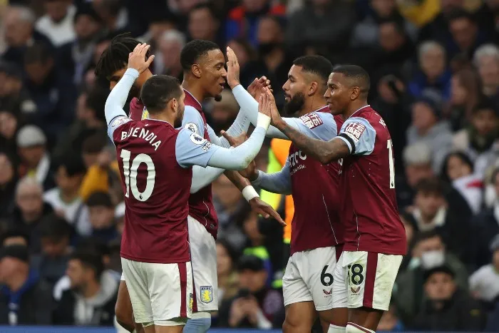 AP Jugadores del Aston Villa festejan un gol