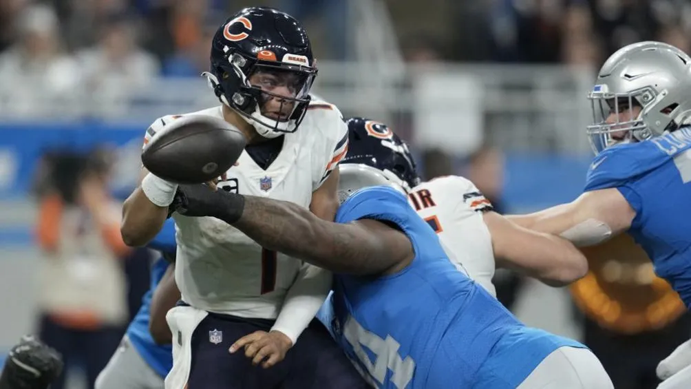 AP La defensiva de Detroit maltrato a Justin Fields