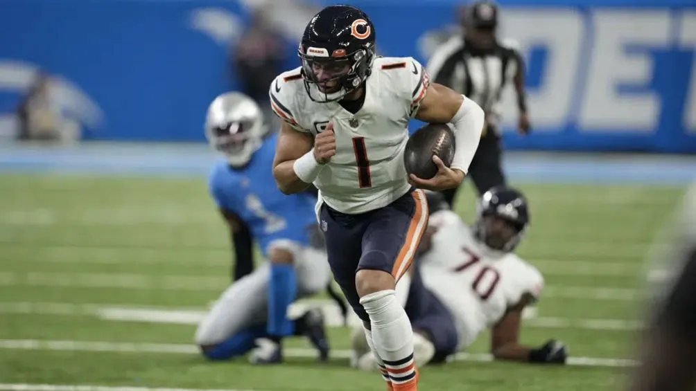 AP Justin Fields acarreando el ovoide ante Detroit