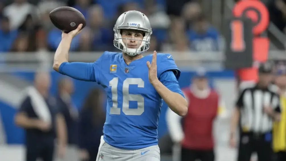 AP Jared Goff lanzando en el encuentro ante Chicago