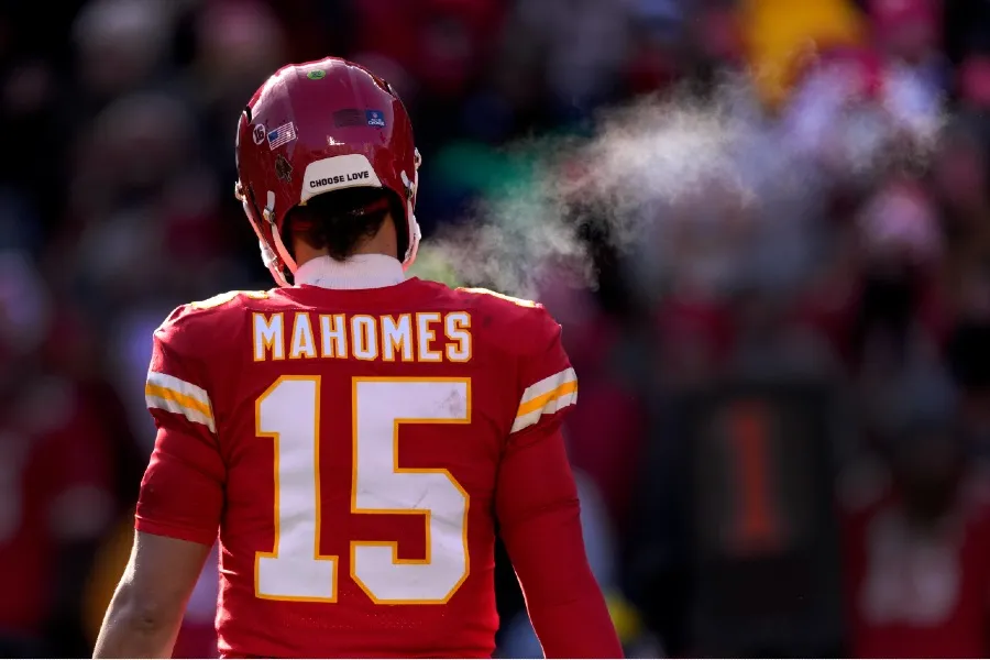 Mahomes lanzó para 328 yardas