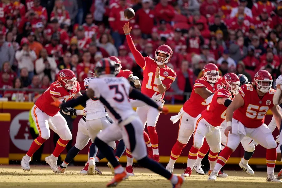 Mahomes dio pase para tres touchdowns