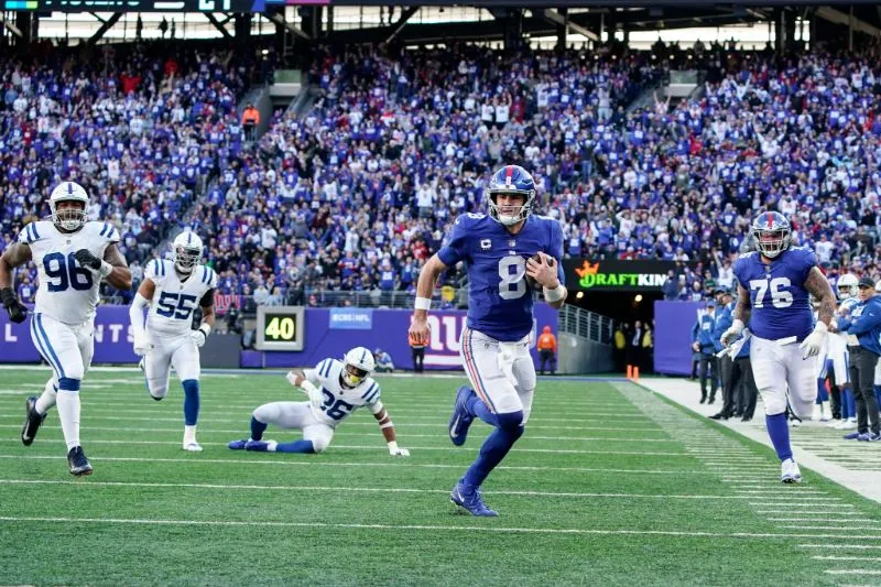 AP Daniel Jones anotando en la segunda mitad del partido contra los Colts