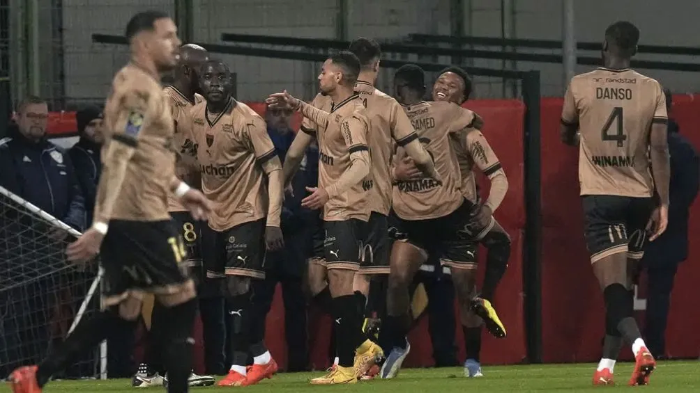 Los jugadores del Lens celebran la victoria ante el PSG
