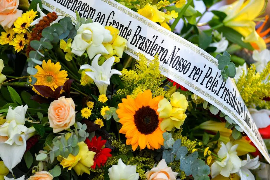 LLenaron a Pelé de flores