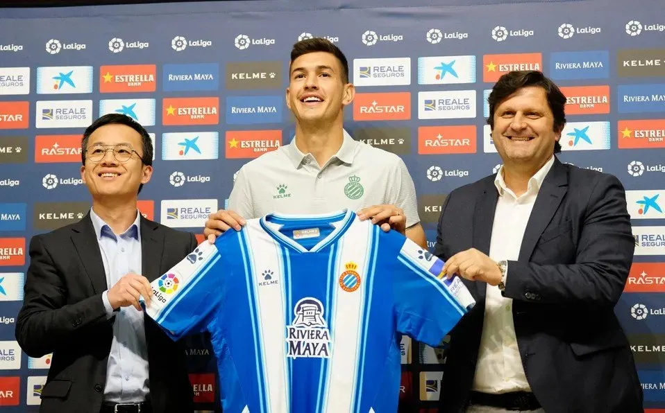 César Montes en su presentación con el Espanyol
