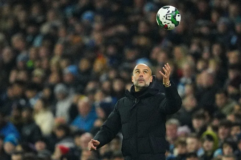AP Guardiola en un partido con el Manchester
