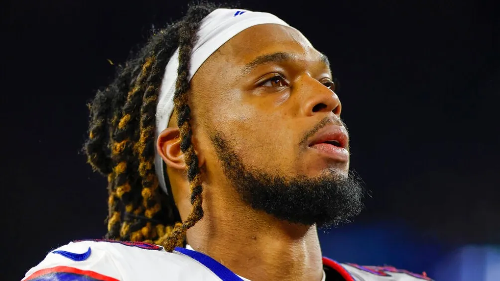 AP Damar Hamlin continúa luchando por su vida