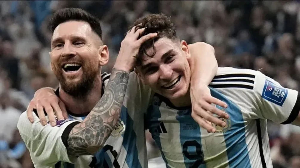 AP Julián Álvarez celebrando con Messi