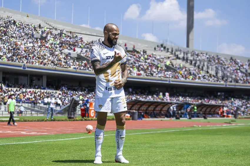 Dani Alves en un partido con Pumas