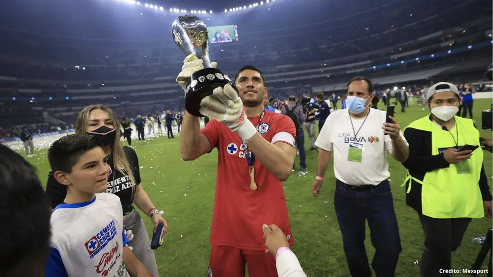 Corona levantando el campeonato con Cruz Azul