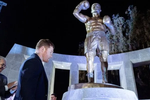 Junto a la estatua que le hicieron