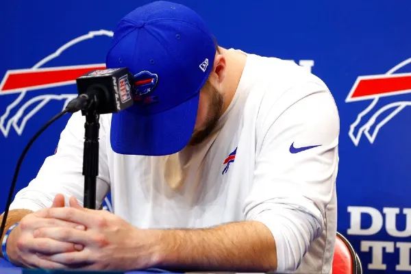 Josh Allen, cabizbajo por la situación