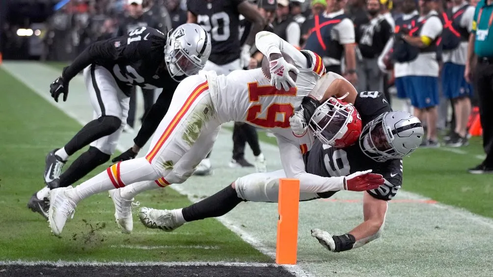 La defensa de Raiders no pudo con Kansas